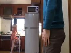 Japansk mor lokker sønns venn til å gi ham blowjob