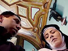 Španělská jeptiška Raymunda vyznává své mokré fantazie knězi v erotickém videu