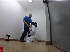 La enfermera exhibicionista española es atrapada por el hombre de mantenimiento