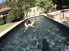 Mokre in divje: Leanne Crowsove plavajoče plavalke v bazenu razkrivajo njeno strast
