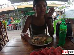 Amatör thailändsk tonåring tillfredsställer sin pojkvän med fingrar och avsugning
