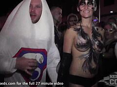V posledných hodinách fantasy festivalu v Key Weste sa verejnosti predvádzajú nudistické scény