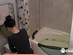 Un voyeur captura a una adolescente delgada bañándose en una cámara oculta