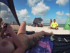 Mr. Kisss の隠しカメラが裸のカップルのビーチの映像を撮影しています