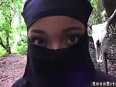 Hijab giyen gençler ilk kez açık havada seks yapıyor