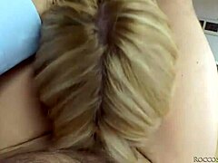 Hardcore seks grupowy z uroczą blondynką Sweet Cat w HD