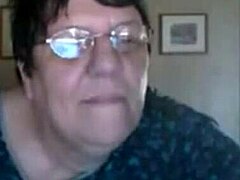 Une grand-mère amateur mature devient coquine sur webcam