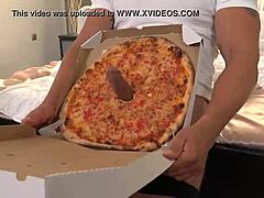 Italiensk pizzaleverantörskvinna längtar efter sperma i munnen efter att ha tillfredsställt sina begär