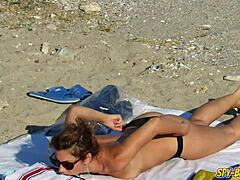 Ερασιτεχνικό βίντεο με σέξι MILF στην παραλία χωρίς κορμί