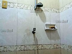 Une ado philippine amateur profite de la douche en solo