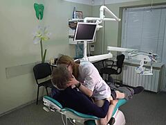 Une patiente séduite est violemment baisée par un médecin en position coquine
