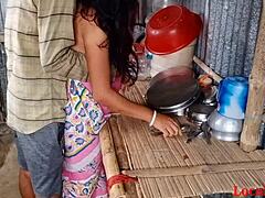 Ένα ώριμο ινδικό ζευγάρι διερευνά το διαφυλετικό σεξ στην κουζίνα μέσω webcam