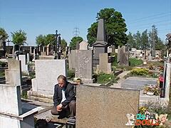 Bunicul și nepoata se angajează în sex intens lângă cimitir