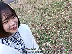 Japonské dospívající porno video, ve kterém Ayumi z Tokya dostává prsty a olizuje svou kundičku