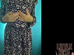 작은 니카의 가상 비디오: 그녀가 양말을 입고 자기 을 채우는 장면