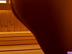 Amatérská studentka se oddává veřejné sauně a hraj si s mokrou kundičkou