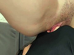 Facesitting amatoriale porta a un forte orgasmo con leccare la figa