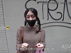 Ázijské porno video: lízanie a orgazmus na ulici