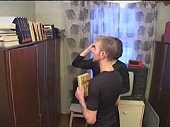 Руска майка и младо момче в гей порно