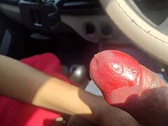 Indická dospívající má v horké scéně sexu v autě s kamarádem, který ji šuká do pochvy
