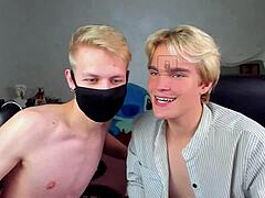 Gay webcam-show med intens blowjob og anal leg