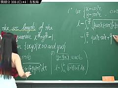 ציצים גדולים ותחת גדול של סטודנטית קולג' סינית ז'אנג צ'ו בסרטון הפורנו המקוון הזה