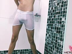 18 éves meleg srác élvezi a forró zuhanyt fehérben
