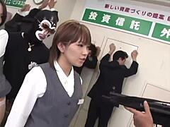 La reina de belleza consigue un trabajo bancario en Hentai japonés
