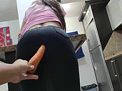 Tyttöystäväni kuuma perse himoitsee isoa kyrpää, joten houkuttelen häntä porkkana pepussa