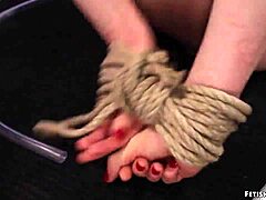 Morena domina e dá palmadas em lésbica loira em vídeo BDSM