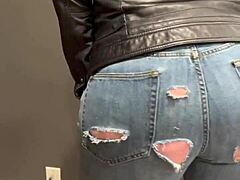 Tangan amatir menjelajahi pantat besar si cantik dalam celana jeans ketat
