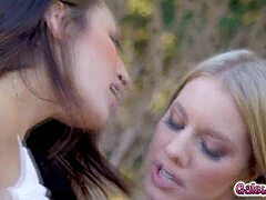 To collegepiger, Candice Dare og Bella Rolland, forkæler sig med lesbisk intimitet i skoven