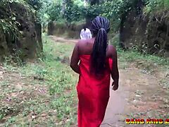 Afriško lepotico je zapeljal duhovnik za strastno srečanje v gozdu