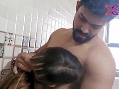 Desi-babe blir knullad i badrummet med indiska ljud