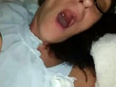 En kvinde spiller anal i HD-porno