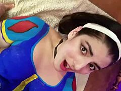 Latina berbulu dengan bodypaint bercinta sampai orgasme dalam video porno HD