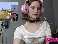 Une adolescente aux petits seins reçoit une fessée et éjacule en jouant à Minecraft