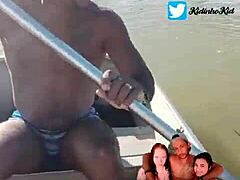 18-летняя брюнетка становится непослушной на лодке с рыбаком