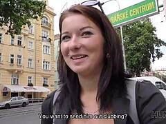 Un cuplu amator primeşte o fată tânără cehă pentru bani