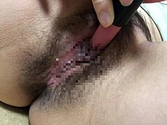 Uma mulher ejacula durante uma massagem japonesa
