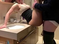 Pasangan amatur menjadi liar di bilik mandi dengan zakar besar