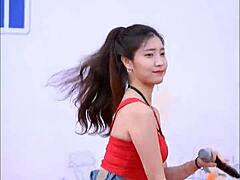 Een sexy Aziatische meid wordt stom en vies in een hete camgirl-video
