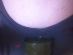 Een gasmasker die naar sperma verlangt, masturbeert met een sexy hoes