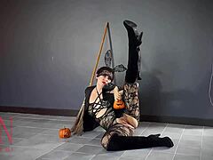 Красивый косплей Хэллоуина с участием Реджины Ноар в сексуальном черном плейбойском наряде