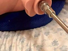 Amateur-Frau genießt Dildo und Sexmaschine, bevor sie doppelt penetriert wird