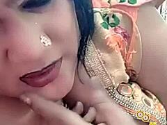 Dolly Negis, eine sexy indische Bhabhi, zeigt ihre großen Brüste