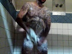 בחור לבן חובב מלטף את הזין הגדול שלו במקלחת