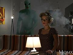 Alien menyelidiki area sensitif ibu rumah tangga yang kesepian pada Halloween