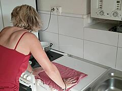 La matrigna matura con le grandi tette e la figa pelosa si sporca in cucina