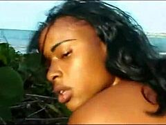 En dominikansk kvinna ägnar sig åt intensiv utomhussex